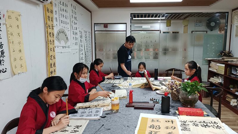 全媒体运营师报考条件揭秘：学历要求与职业前景**